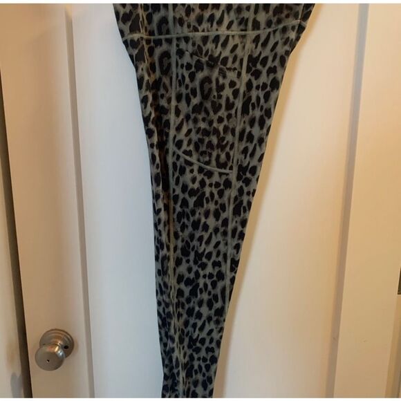 NWOT Women’s Victoria's Secret Leopard Print Leggings with side pockets and hidd - Picture 2 of 8